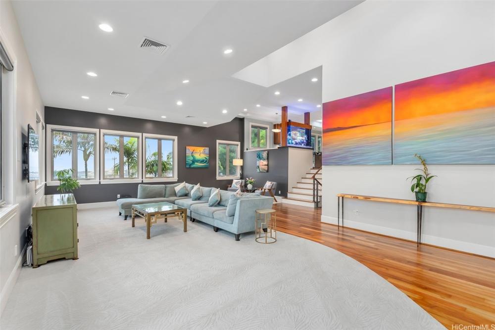 Currently Displayed Property Photo