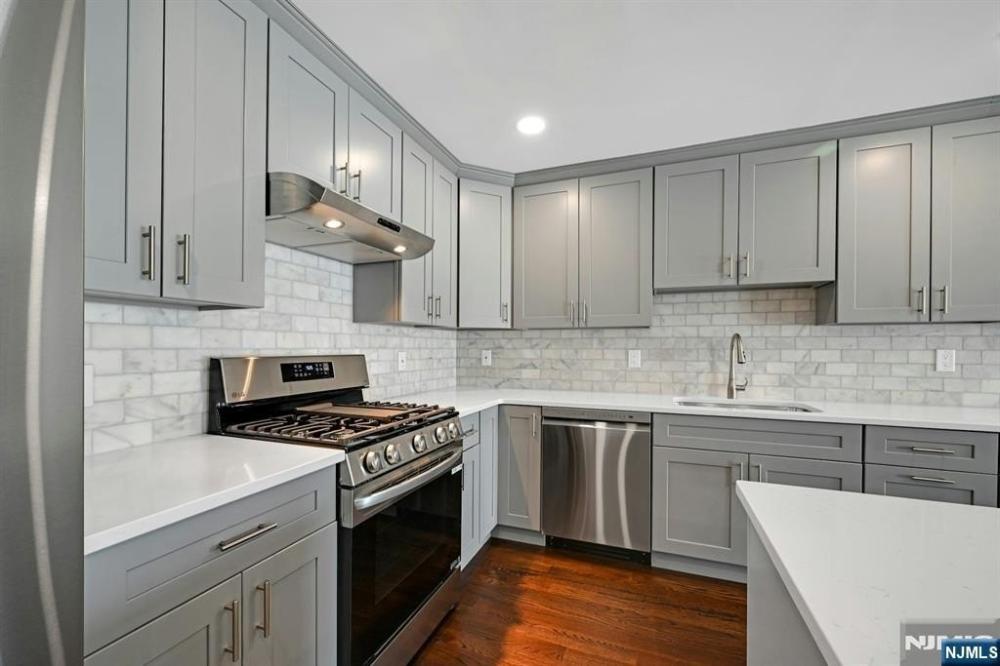 Currently Displayed Property Photo