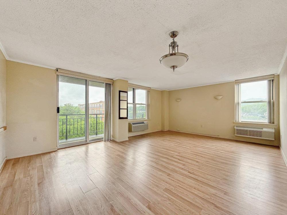 Currently Displayed Property Photo