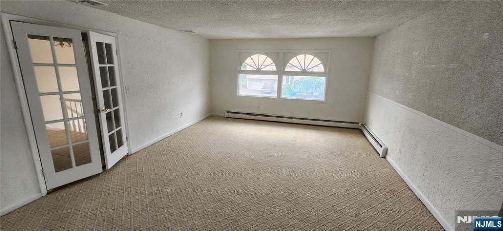 Currently Displayed Property Photo