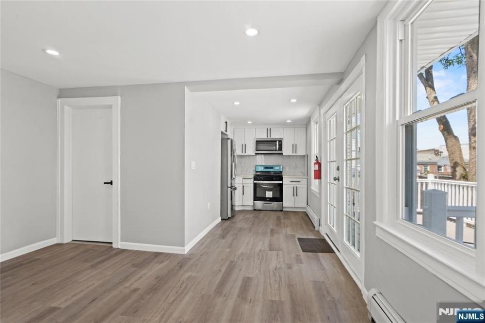 Currently Displayed Property Photo